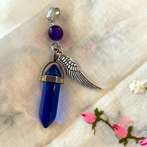 NWOTS Beautiful Clear Blue Crystal Point Pendulum point Angel wing & purple bead